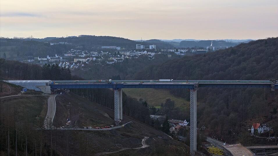 Nach vier Jahren rollt der Verkehr auf der Rahmedetalbr&uuml;cke wieder.