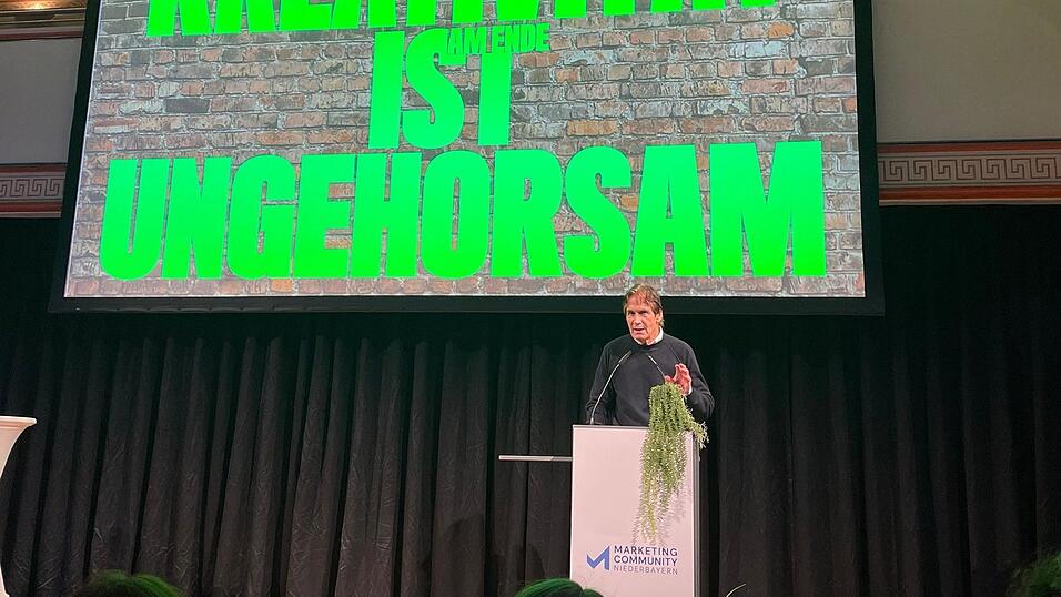 Jean-Remy von Matt erzählte aus seinem Leben und Wirken als einem der bekanntesten und erfolgreichsten Werber Deutschlands. Jean-Remy von Matt erzählte aus seinem Leben und Wirken als einem der bekanntesten und erfolgreichsten Werber Deutschlands.