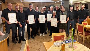 Die aussscheidenden Gemeinder&auml;te erhielten eine Urkunde.