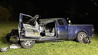 Laut Polizei überholte ein 24-Jähriger innerorts mehrere Autos, kam von der Straße ab und überschlug sich mit seinem Pick-up. Die Feuerwehr muss den schwer verletzten Fahrer befreien. Laut Polizei überholte ein 24-Jähriger innerorts mehrere Autos, kam von der Straße ab und überschlug sich mit seinem Pick-up. Die Feuerwehr muss den schwer verletzten Fahrer befreien.