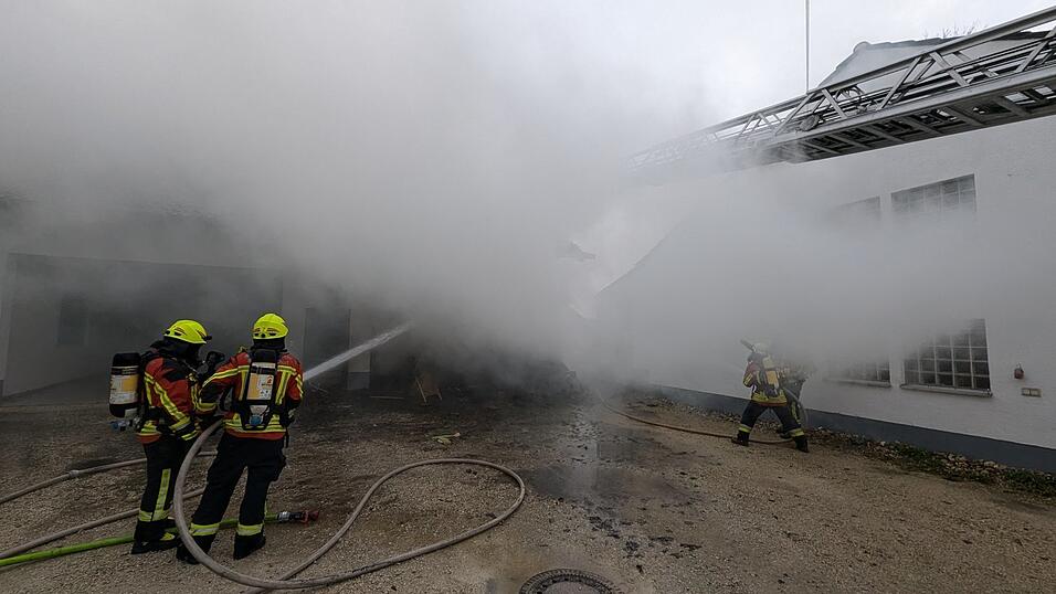 Im Moment sind die Einsatzkräfte noch bei den Löscharbeiten. Im Moment sind die Einsatzkräfte noch bei den Löscharbeiten.