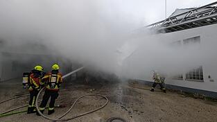 Im Moment sind die Einsatzkr&auml;fte noch bei den L&ouml;scharbeiten.