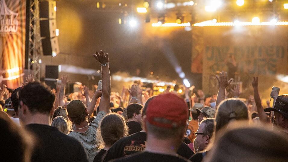 Hoch die Hände: Beim Open Air in Empfenbach herrschte wieder eine ausgelassene Stimmung. Hoch die Hände: Beim Open Air in Empfenbach herrschte wieder eine ausgelassene Stimmung.