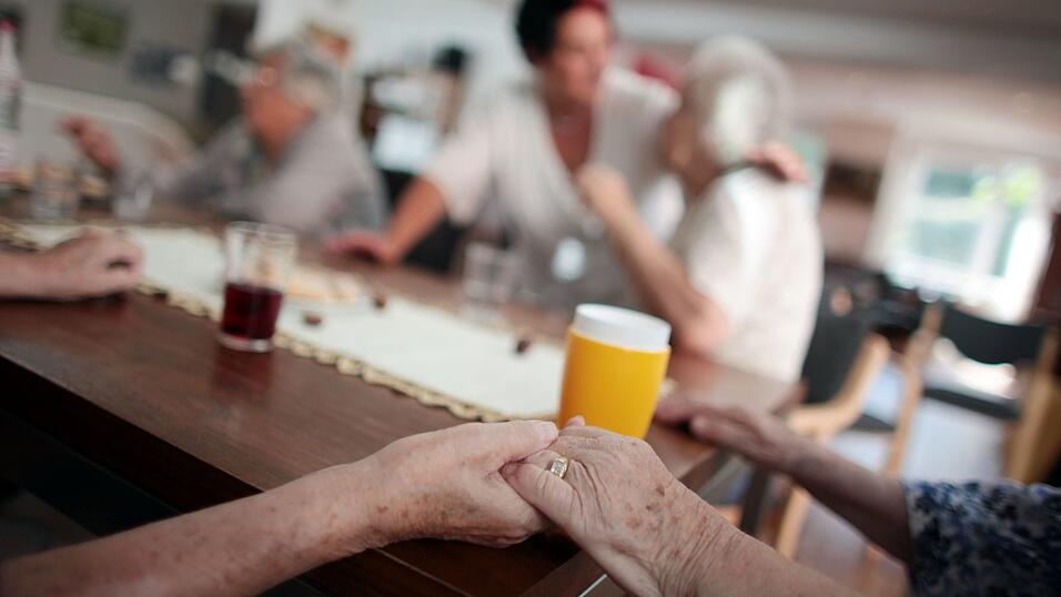 Mehr als 3.000 Euro zahlen Pflegeheimbewohner im Schnitt im ersten Jahr der Heimunterbringung. Mehr als 3.000 Euro zahlen Pflegeheimbewohner im Schnitt im ersten Jahr der Heimunterbringung.