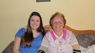 Ines Kiefl (19, links) mit ihrer Uroma Mechthilde Platzer.