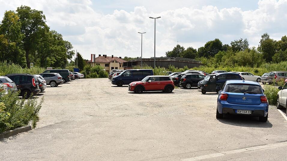 Der Parkplatz wird mit einer E-Lades&auml;ule versehen