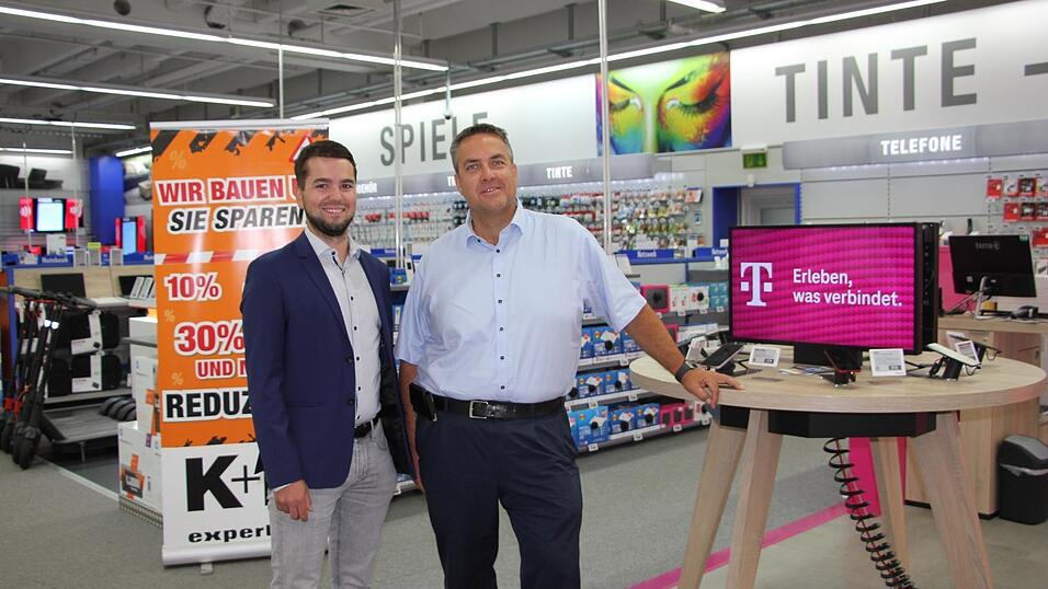 Der Mietvertrag zwischen K+B expert Fachmarkt und Möbelhaus Wanninger wird verlängert. Für die beiden Unternehmer Josef Kappenberger (l.) und Franz Wanninger jun. ein klares Bekenntnis zum Standort Bad Kötzting. Der Mietvertrag zwischen K+B expert Fachmarkt und Möbelhaus Wanninger wird verlängert. Für die beiden Unternehmer Josef Kappenberger (l.) und Franz Wanninger jun. ein klares Bekenntnis zum Standort Bad Kötzting.