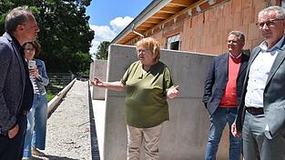 Ilona Wojahn erörterte das Konzept des neuen Hundehauses. Ilona Wojahn erörterte das Konzept des neuen Hundehauses.