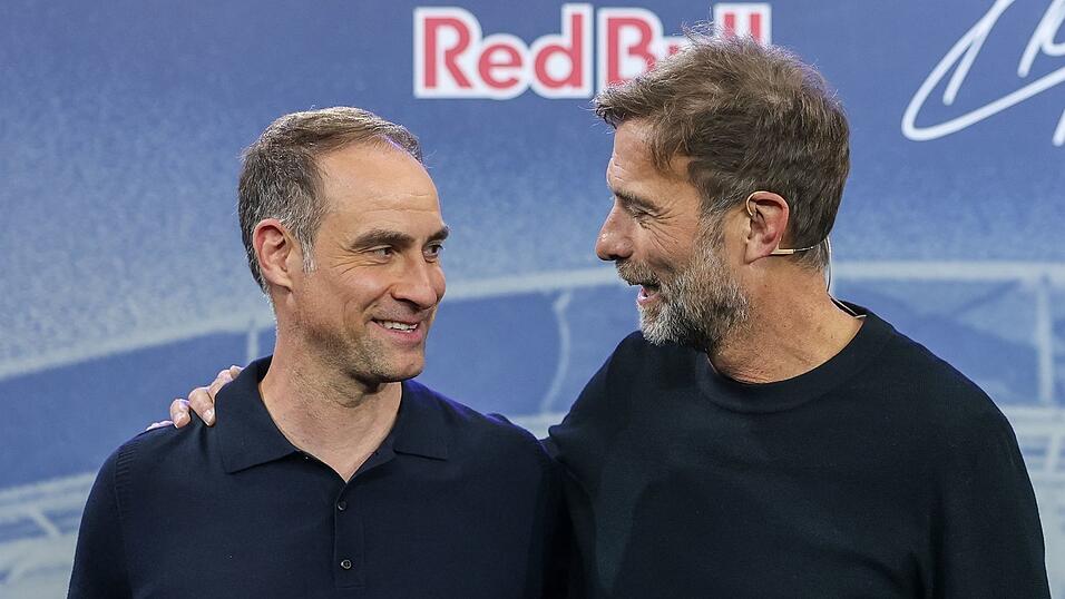 Red Bull-Geschäftsführer Oliver Mintzlaff (l) hält den Schlüssel in der Hand. (Archivbild) Red Bull-Geschäftsführer Oliver Mintzlaff (l) hält den Schlüssel in der Hand. (Archivbild)