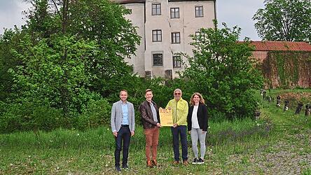 Zusage für 'KULT im Schloss' im Juli: Freude bei Bürgermeister Armin Grassinger, Helmut Harlander und Günther Wenner vom Verein für Teisbach und Tourismusreferentin Tanja Wagner (von links). Foto: Wolf