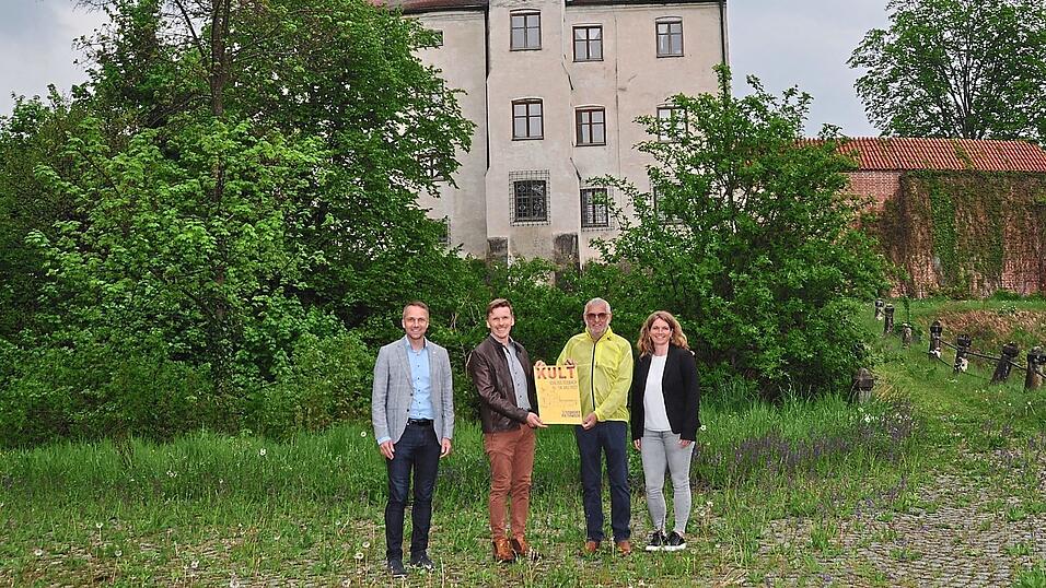 Zusage für 'KULT im Schloss' im Juli: Freude bei Bürgermeister Armin Grassinger, Helmut Harlander und Günther Wenner vom Verein für Teisbach und Tourismusreferentin Tanja Wagner (von links). Foto: Wolf Zusage für 'KULT im Schloss' im Juli: Freude bei Bürgermeister Armin Grassinger, Helmut Harlander und Günther Wenner vom Verein für Teisbach und Tourismusreferentin Tanja Wagner (von links). Foto: Wolf