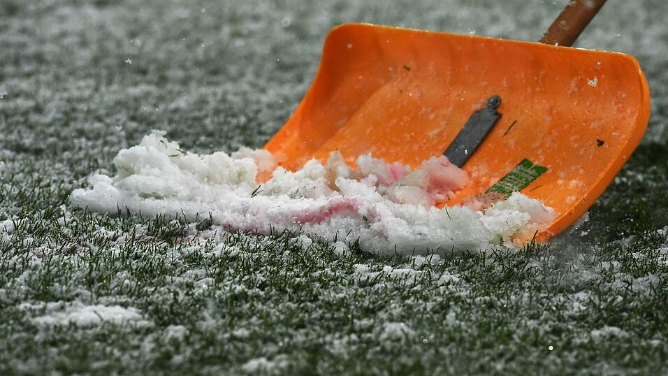 In Jena muss wegen des Schneefalls dieser Woche das Bundesliga-Spiel der Frauen gegen Bayern abgesagt werden. (Symbolbild) In Jena muss wegen des Schneefalls dieser Woche das Bundesliga-Spiel der Frauen gegen Bayern abgesagt werden. (Symbolbild)