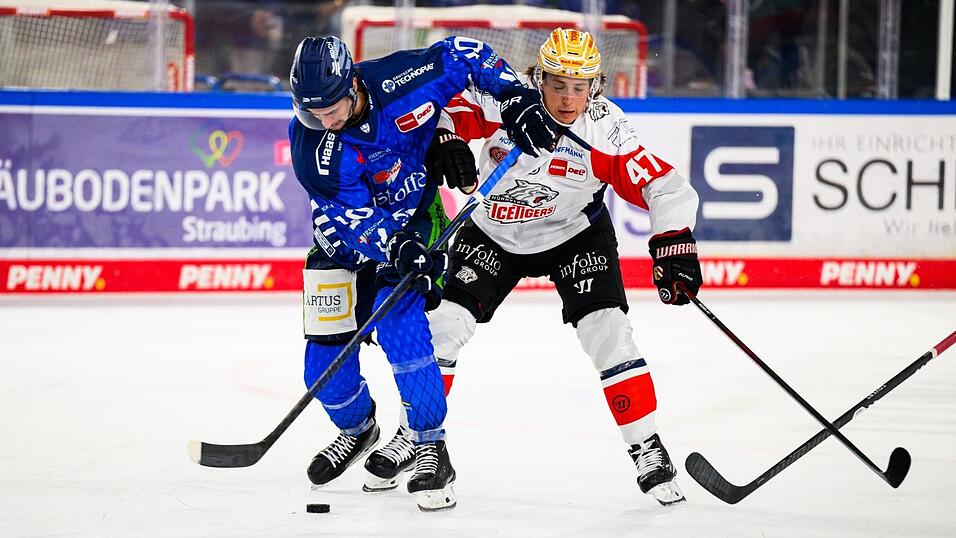 Tigers-Spieler Taro Jentzsch (in Blau) erzielt den Treffer zum 3:1 f&uuml;r die Straubinger im G&auml;ubodencup-Duell mit N&uuml;rnberg.