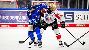 Tigers-Spieler Taro Jentzsch (in Blau) erzielt den Treffer zum 3:1 f&uuml;r die Straubinger im G&auml;ubodencup-Duell mit N&uuml;rnberg.