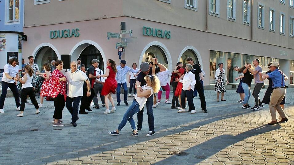 Die tanzbegeisterten Landshuterinnen und Landshuter legten eine hei&szlig;e Sohle aufs Parkett.