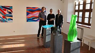 Die Sonne lässt die Kunstwerke leuchten: Galerieleiterin Anjalie Chaubal bringt die Künstler Kai Schiemenz (links) und Robert Dufter im Cordonhaus zusammen. Bei der Vernissage wird auch Yvonne Andreini dabei sein. Die Sonne lässt die Kunstwerke leuchten: Galerieleiterin Anjalie Chaubal bringt die Künstler Kai Schiemenz (links) und Robert Dufter im Cordonhaus zusammen. Bei der Vernissage wird auch Yvonne Andreini dabei sein.