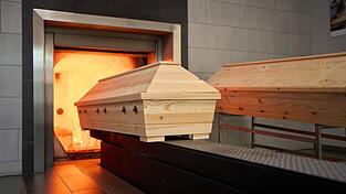 Vor jeder Feuerbestattung in Bayern ist seit heuer eine zweite Leichenschau im Krematorium vorgeschrieben. Der Nutzen könne den bürokratischen Aufwand in keiner Weise rechtfertigen, kritisiert der Landkreis Regensburg.