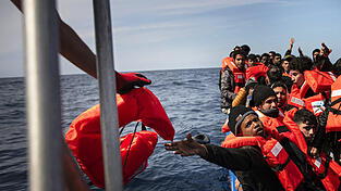 Rettung über Wasser, Trauma im Gepäck: Die Flucht hinterlässt tiefe Spuren.
