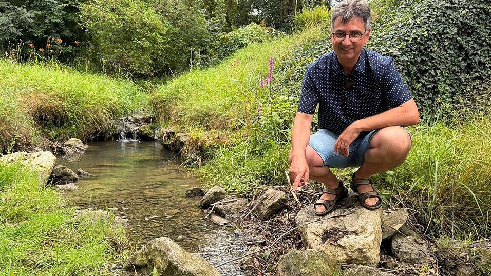 An den allermeisten Gew&auml;ssern herrscht aktuell Niedrigwasser vor - insbesondere an kleineren B&auml;chen oder Fl&uuml;ssen, wie Stephan Paintner am Tiefenbach in Tiefenbach bei Landshut beispielhaft aufzeigt.