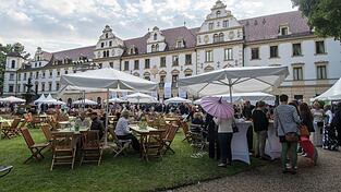 Der Garten im Fürstenschloss St. Emmeram während der Thurn-und-Taxis-Schlossfestspiele. Der Garten im Fürstenschloss St. Emmeram während der Thurn-und-Taxis-Schlossfestspiele.