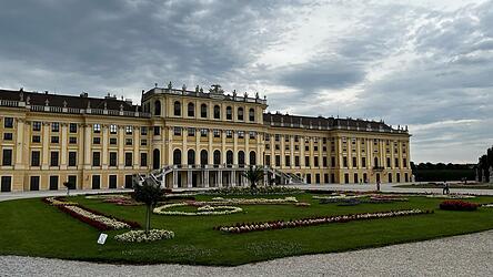 Das Schloss Schönbrunn im 'Schönbrunner-Gelb'.