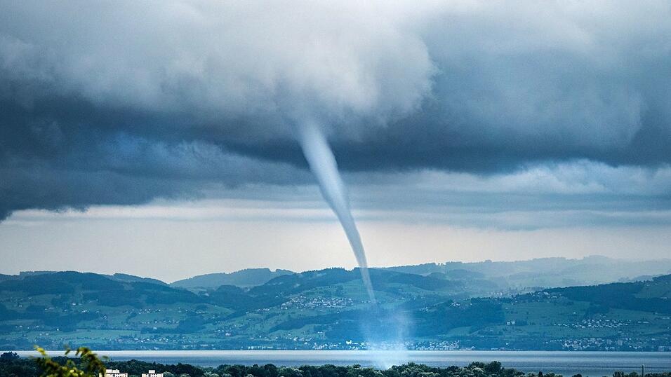 Über dem Bodensee werden immer wieder einmal Tornados registriert wie hier 2021 bei Friedrichshafen. In diesem Jahr fegte einer auch über den bayerischen Teil des Sees. (Archivbild) Über dem Bodensee werden immer wieder einmal Tornados registriert wie hier 2021 bei Friedrichshafen. In diesem Jahr fegte einer auch über den bayerischen Teil des Sees. (Archivbild)