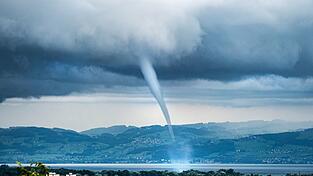 Über dem Bodensee werden immer wieder einmal Tornados registriert wie hier 2021 bei Friedrichshafen. In diesem Jahr fegte einer auch über den bayerischen Teil des Sees. (Archivbild) Über dem Bodensee werden immer wieder einmal Tornados registriert wie hier 2021 bei Friedrichshafen. In diesem Jahr fegte einer auch über den bayerischen Teil des Sees. (Archivbild)