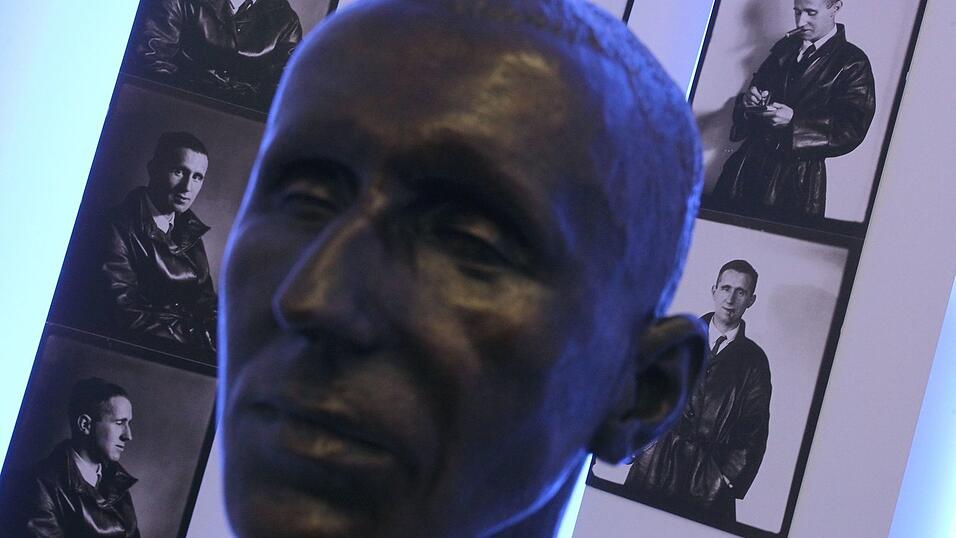 Mit einem Museum, einem Kulturfestival und einem Literaturpreis erinnert die Stadt Augsburg an ihren berühmten Sohn Bertolt Brecht. (Archivfoto) Mit einem Museum, einem Kulturfestival und einem Literaturpreis erinnert die Stadt Augsburg an ihren berühmten Sohn Bertolt Brecht. (Archivfoto)