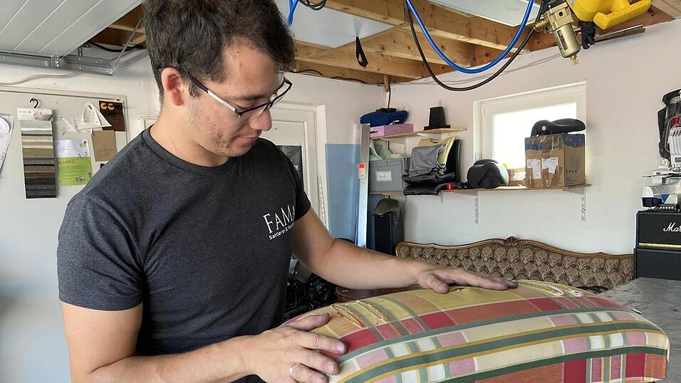 Fabiano Marchese mit einem alten Hocker. Auch Möbelstücke richtet er her. Er ist der Überzeugung, das komme auf Dauer billiger als ein Neukauf. Fabiano Marchese mit einem alten Hocker. Auch Möbelstücke richtet er her. Er ist der Überzeugung, das komme auf Dauer billiger als ein Neukauf.