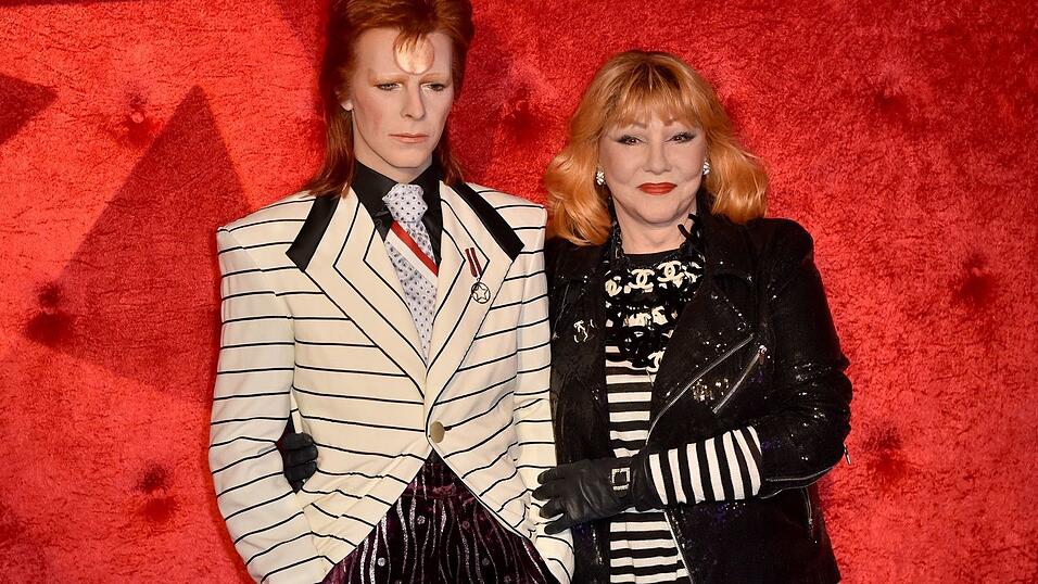 Romy Haag im September 2017 bei Madame Tussauds in Berlin neben der Wachsfigur des Musikers David Bowie. Romy Haag im September 2017 bei Madame Tussauds in Berlin neben der Wachsfigur des Musikers David Bowie.
