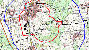 Das Veterin&auml;ramt am Landratsamt Landshut hat den urspr&uuml;nglichen Sperrbezirk (rote Linie) wegen des Ausbruchs der Bienen-Seuche Amerikanische Faulbrut deutlich erweitert, auf drei Kilometer im Umkreis des Ausbruchsorts (blaue Linie).