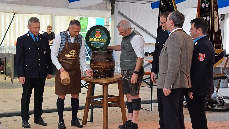Beim Bieranstich gen&uuml;gte dem Schrimherrn nur ein einziger gekonnter Schlag, um das Bier anzuzapfen.
