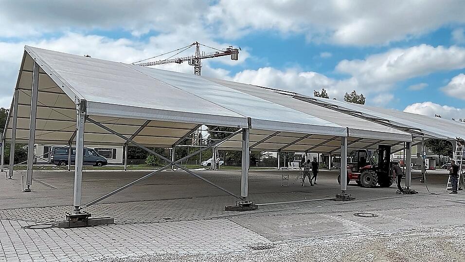 Im nächsten Jahr wird ein neuer Festwirt sein Zelt in Moosburg aufschlagen. Dabei wird er weniger Abgaben zu leisten haben, als es bisher der Fall war. Unterm Strich kommen der Stadt die beiden Volksfeste im Jahr 2026 ganz schön teuer. Im nächsten Jahr wird ein neuer Festwirt sein Zelt in Moosburg aufschlagen. Dabei wird er weniger Abgaben zu leisten haben, als es bisher der Fall war. Unterm Strich kommen der Stadt die beiden Volksfeste im Jahr 2026 ganz schön teuer.