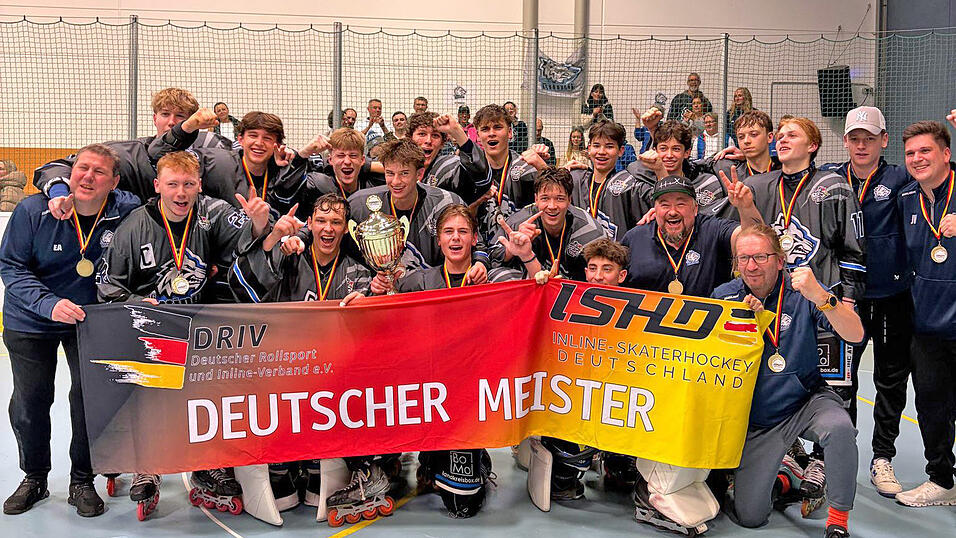 Deutscher Meister in der Altersklasse U19: Die Junioren des IHC Atting. Von links: Betreuer Erich Attenberger, Fabian Grimm, Lukas Alzinger, Artur Weide, Tobias Nowack, Lukas Schattenkirchner, Fabian Baumann, Josef Griesbauer, Tim Attenberger, Maximilian Walden, Ben Müller, Tim Götz, Cassius-Clay Rohleder, Jonathan Lichtinger, Trainer Markus Alzinger, Leon Sauermilch, Johannes Ernst, Physiotherapeut Florian Wagner, Bastian Hafner und Betreuer Jonas Walzer Deutscher Meister in der Altersklasse U19: Die Junioren des IHC Atting. Von links: Betreuer Erich Attenberger, Fabian Grimm, Lukas Alzinger, Artur Weide, Tobias Nowack, Lukas Schattenkirchner, Fabian Baumann, Josef Griesbauer, Tim Attenberger, Maximilian Walden, Ben Müller, Tim Götz, Cassius-Clay Rohleder, Jonathan Lichtinger, Trainer Markus Alzinger, Leon Sauermilch, Johannes Ernst, Physiotherapeut Florian Wagner, Bastian Hafner und Betreuer Jonas Walzer
