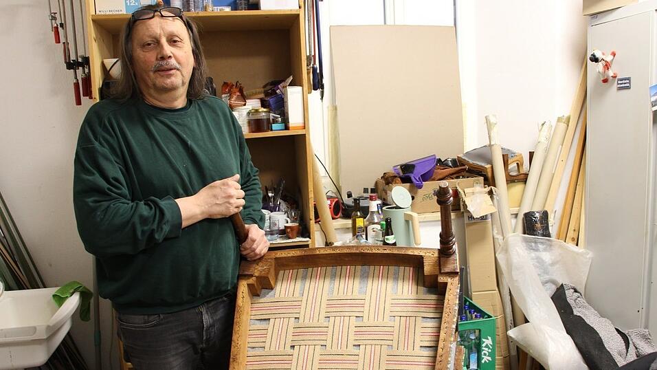 Dieser Sessel, dem der Polsterer Josef Wagner zu neuem Leben verholfen hat, hat schon Einiges hinter sich, wie Spuren auf der Unterseite zeigen. Die neue Unterpolsterung hat Wagner aus geflochtenen Gurten gefertigt. Dieser Sessel, dem der Polsterer Josef Wagner zu neuem Leben verholfen hat, hat schon Einiges hinter sich, wie Spuren auf der Unterseite zeigen. Die neue Unterpolsterung hat Wagner aus geflochtenen Gurten gefertigt.