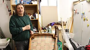 Dieser Sessel, dem der Polsterer Josef Wagner zu neuem Leben verholfen hat, hat schon Einiges hinter sich, wie Spuren auf der Unterseite zeigen. Die neue Unterpolsterung hat Wagner aus geflochtenen Gurten gefertigt.