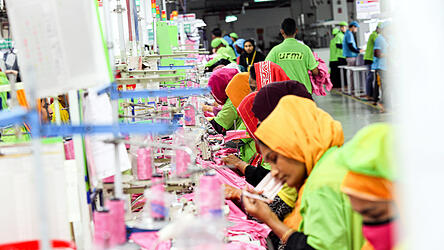 N&auml;herinnen in einer Fabrik in Bangladesch.