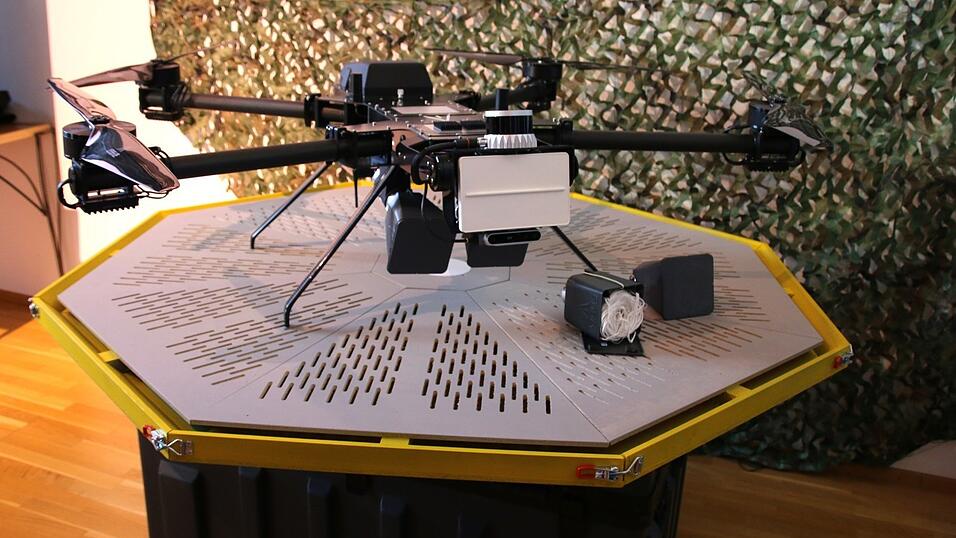 Eine Landeplattform der Firma H&auml;rtenberger f&uuml;r hochwertige Drohnen, dargestellt mit der Abfangdrohne der Firma Argus-Interception.