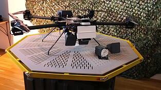 Eine Landeplattform der Firma H&auml;rtenberger f&uuml;r hochwertige Drohnen, dargestellt mit der Abfangdrohne der Firma Argus-Interception.