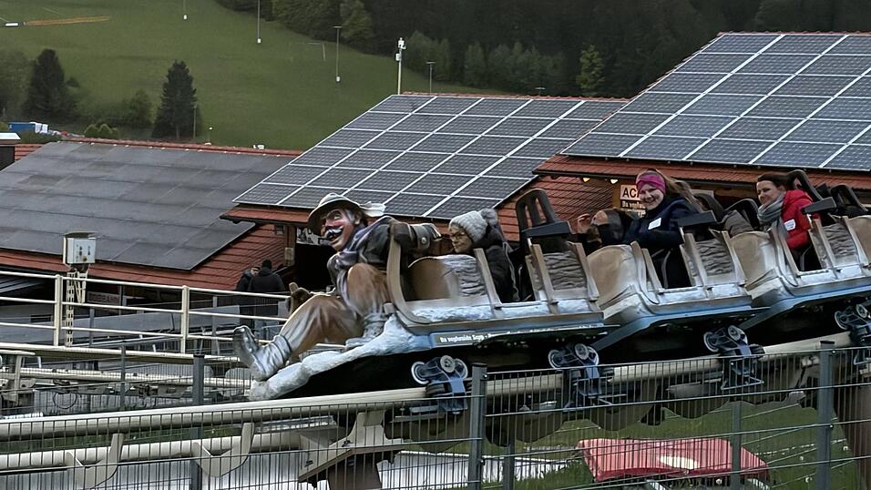Mitarbeiterin Betty Lorenz (ganz vorne) schl&auml;gt sich die Nacht um die Ohren: Sie will zw&ouml;lf Stunden am St&uuml;ck Achterbahn fahren. Gesch&auml;ftsf&uuml;hrer Max Bindl stattet sie daf&uuml;r f&uuml;rsorglich mit Decken aus. Am Ende schafft die 63-J&auml;hrige sogar 13 Stunden.