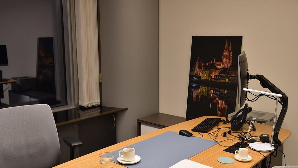 Eine Delegation aus der Heimat hat Christian Doleschal vor Kurzem ein kleines Stück Regensburg für sein Brüsseler Büro gebracht. Eine Delegation aus der Heimat hat Christian Doleschal vor Kurzem ein kleines Stück Regensburg für sein Brüsseler Büro gebracht.