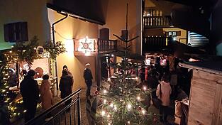 Heimelig ist die Stimmung im Hinterhof des Heimatmuseums mit Lichtern, Musik und dem Duft von Waffeln, Würsteln und Maroni.