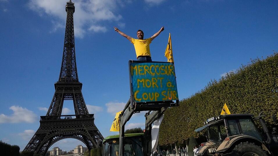 Bauern-Protest am Eiffelturm - Landwirte in Frankreich bef&uuml;rchten, mit den Agrarpreisen der Konkurrenz aus S&uuml;damerika nicht mithalten zu k&ouml;nnen. (Archivbild)