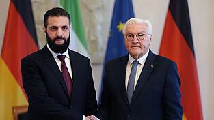 Als ersten Programmpunkt traf der syrische &Uuml;bergangspr&auml;sident Ahmed al-Scharaa den Bundespr&auml;sidenten Frank-Walter Steinmeier.