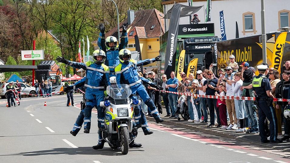 Neben einem Übungsparcours zeigten auch Polizisten eine akrobatische Show. Neben einem Übungsparcours zeigten auch Polizisten eine akrobatische Show.