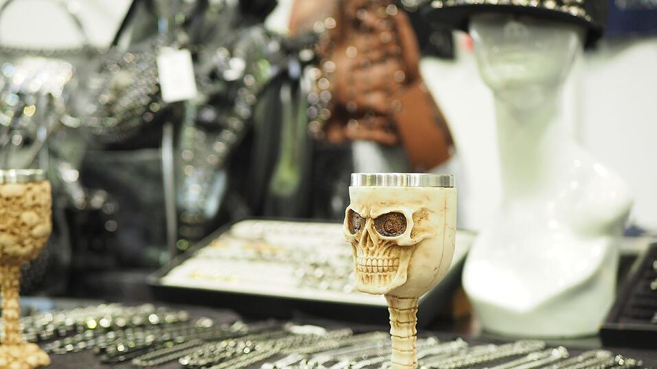 Rund 40 Aussteller und etwa 90 Tattoo-Künstler sind auf der Tattoo Convention in Straubing vertreten. Rund 40 Aussteller und etwa 90 Tattoo-Künstler sind auf der Tattoo Convention in Straubing vertreten.