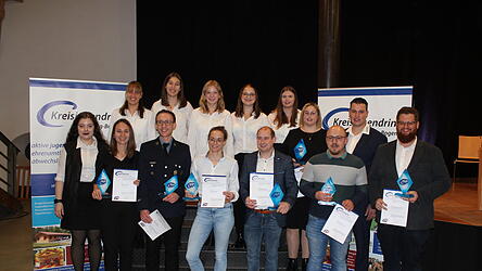 Eingerahmt von der KJR-Vorstandschaft die mit einer Jugendraute gewürdigten Personen: Maria Schmid, Lucas Götz, Marion Vogl, Christoph Poiger, Antonia Krinner, Christoph Krinner, Daniel Katzendobler.