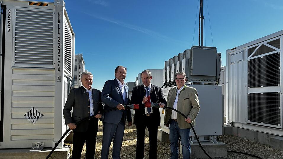 Landrat Peter Dreier, &Uuml;ZW-Vorstand Michael Forstner, Wirtschaftsminister Hubert Aiwanger und B&uuml;rgermeister Dieter Neubauer bei der symbolischen Inbetriebnahme.