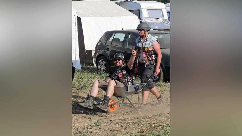 Auf dem 30. Labertalfestival wurde fröhlich miteinander gefeiert. Auf dem 30. Labertalfestival wurde fröhlich miteinander gefeiert.