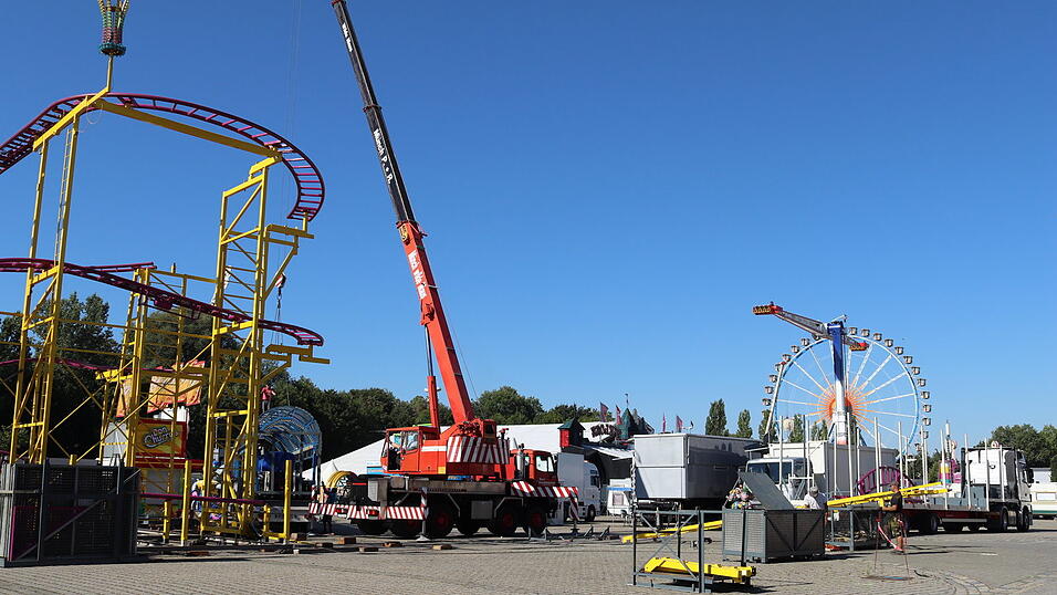 Acht Tage vor Beginn des Gäubodenvolksfestes laufen die Aufbauarbeiten am Festplatz Am Hagen auf Hochtouren. Acht Tage vor Beginn des Gäubodenvolksfestes laufen die Aufbauarbeiten am Festplatz Am Hagen auf Hochtouren.